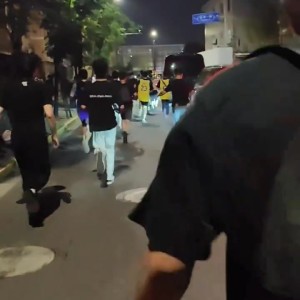 tvt体育官方网站-球迷机场围堵詹姆斯座驾 安保人员紧急拦截失控人群